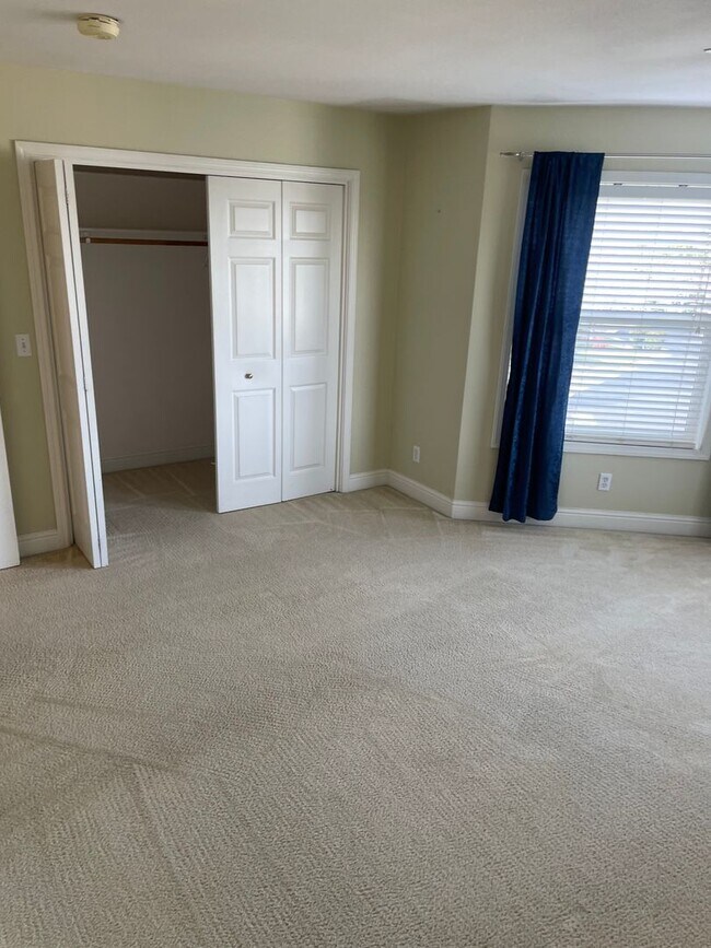 Building Photo - Luxury Living in The Knolls