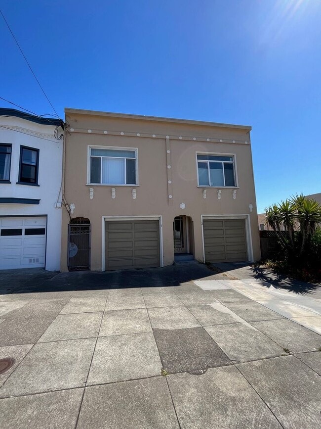 Building Photo - CHARMING RICHMOND 1 BED WITH INCREDIBLE VIEWS!!!