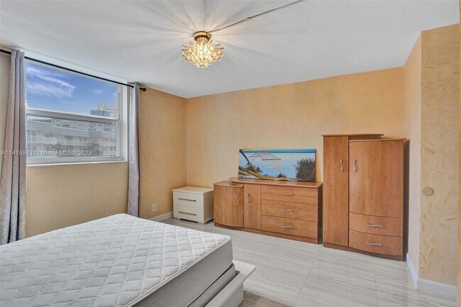 Building Photo - 1913 S Ocean Dr