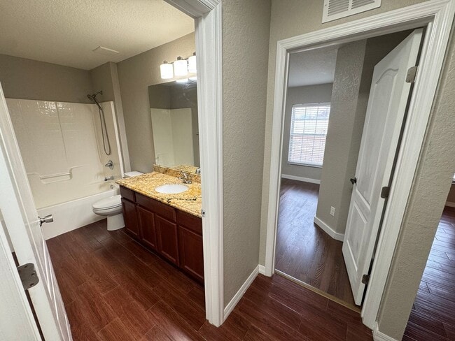 Building Photo - Spacious 4 Bedroom / 3 Bathroom Home in Davenport