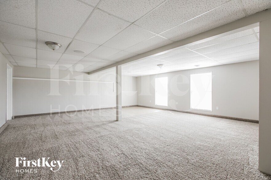 Building Photo - 1049 NE Queens Cir