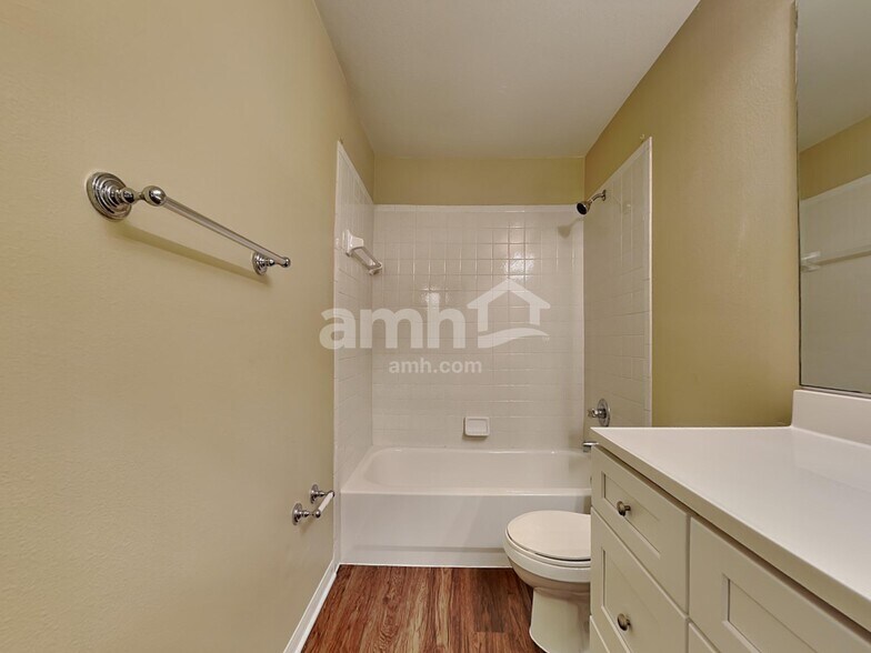 Building Photo - 17756 Oak Bridge St