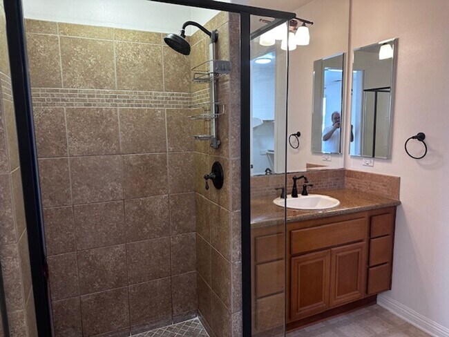 Building Photo - Excellent Extended Family home!