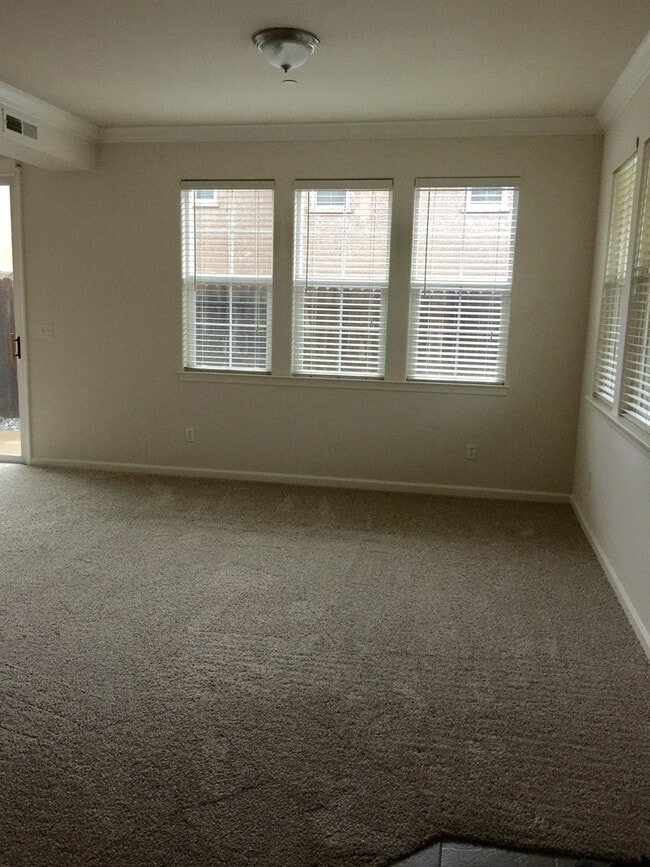 Building Photo - Townhouse in the Villages at Shasta View G...