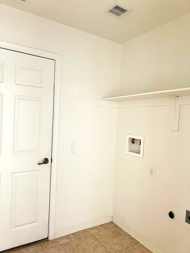 Building Photo - 4539 Redwood St