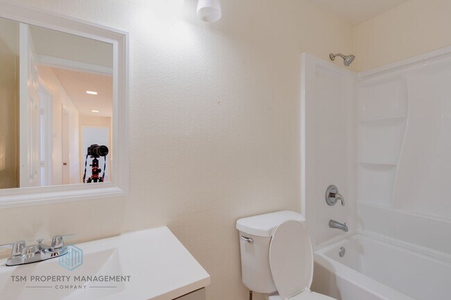 Building Photo - 4 Bed 3 Bath Single Family House with Large Backyard in Moreno Valley