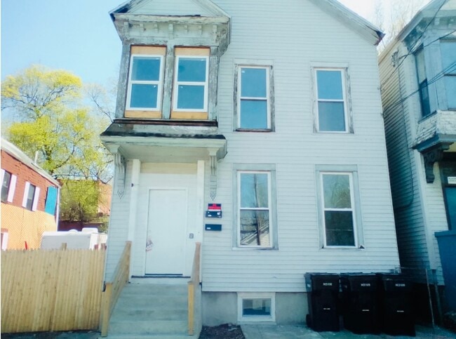Building Photo - 362 9th St