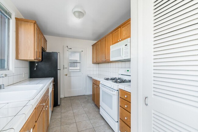 Building Photo - 1572 Buena Vista Ave