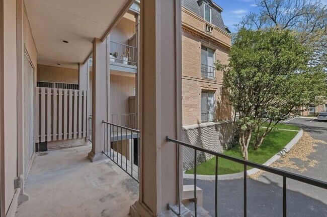 Building Photo - Rare rental: Chateau Dijon 1/1 in Alamo Heights
