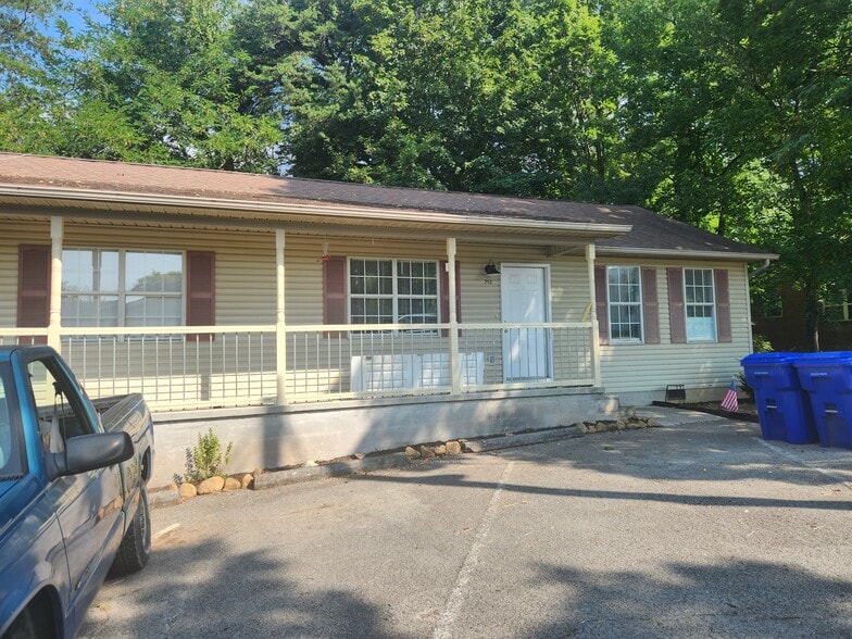 Primary Photo - 790 Hill St