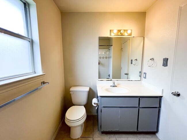 Building Photo - Available NOW!!!! Gorgeous 4 bedroom, 2 ba...