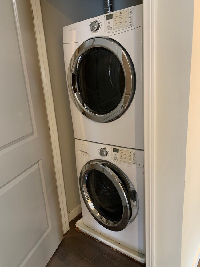 Washer/dryer included - 5935 Luna Park