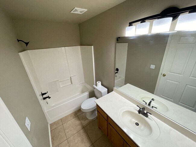 Building Photo - 3 br, 2 bath House - 400 N Willowood Drive