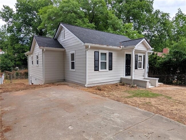 Building Photo - 1377 Pine Ave