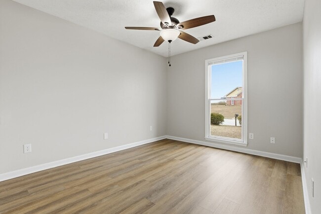 Building Photo - Updated 3BR / 2BA Home – Granite Counters & LVP