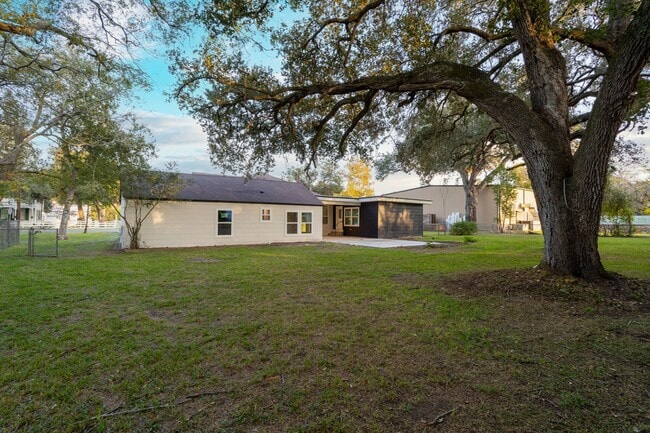 Building Photo - 918 Front St