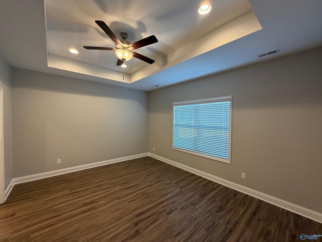 Building Photo - 3203 McClellan Wy SE