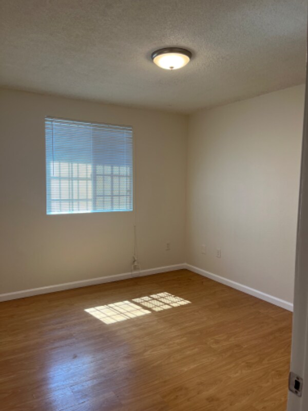 Building Photo - 524 W 81st St