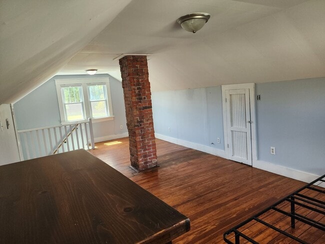 Building Photo - Cute Renovated 2 Bedroom Home with Huge Garage on large lot!