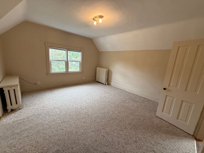 Building Photo - Spacious 1 Bed, 1 Bath Apartment Close to ...