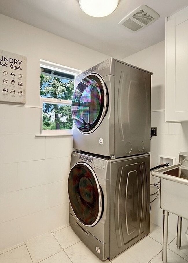 Building Photo - Beautifully remodeled 4bd, 3ba home in EVE...