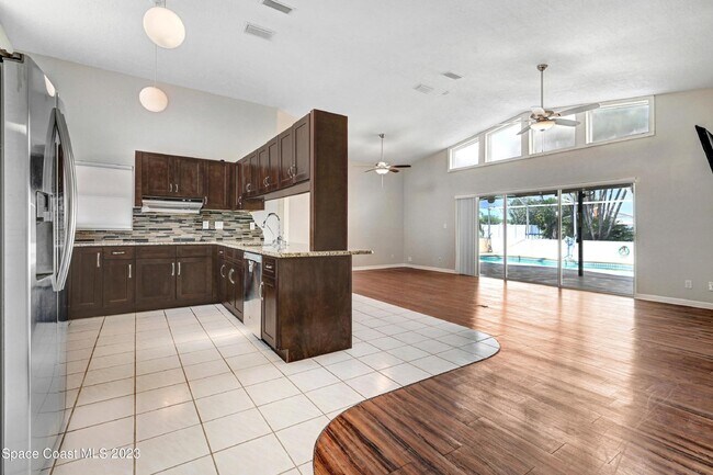 Building Photo - Suntree living