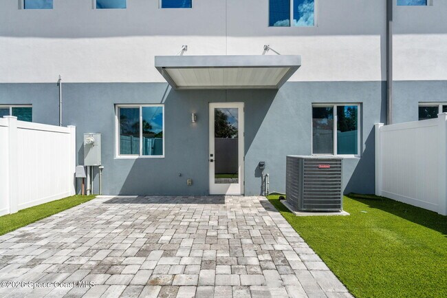 Building Photo - 223 6th Ave