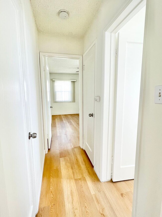 Building Photo - Bright Upstairs End-Unit 1 Bed / 1 Bath with Garage Options in Quiet Bixby Knolls Community