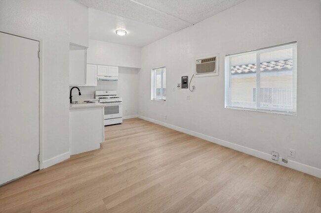 Building Photo - This updated and spacious 1 bedroom / 1 ba...