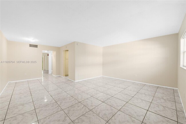 Building Photo - 16215 NE 18th Ct