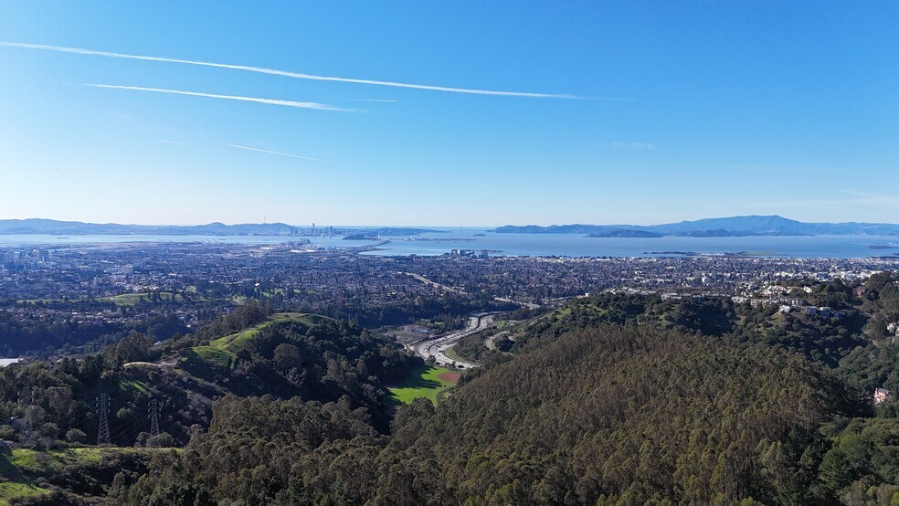 Building Photo - 6100 Skyline Blvd