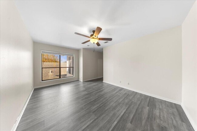 Building Photo - 10900 Crown Colony Dr