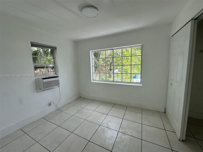 Building Photo - 553 NE 65th St
