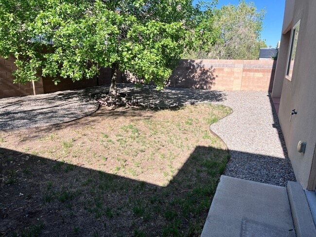 Building Photo - 2 Bedroom with major appliances, 2 car gar...