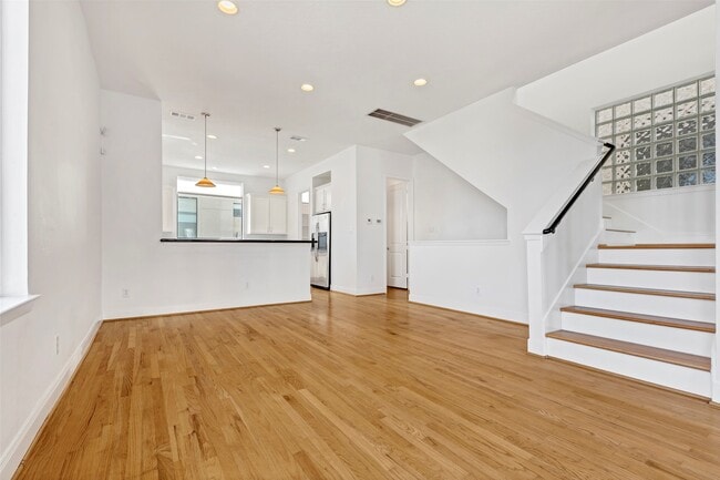 Building Photo - 731 Reinerman St