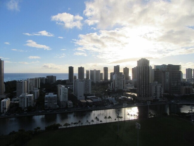 Building Photo - 2 Bed 2 Bath 1 Parking at Marco Polo Apartments, Amazing Views 28th Floor!!!