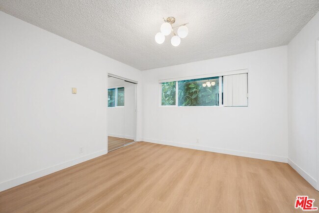 Building Photo - 833 5th St