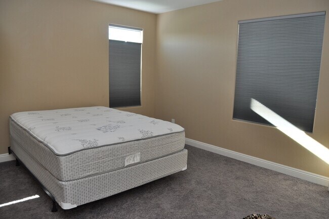 Building Photo - Fabulous 3 bedroom home in gated community!