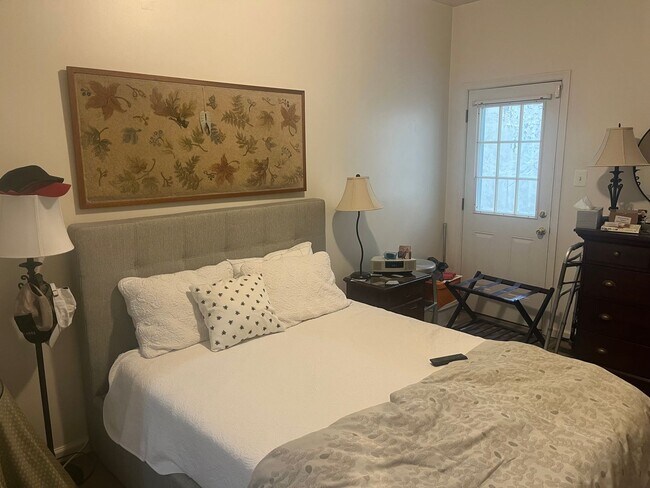 Building Photo - Bright Old City Loft