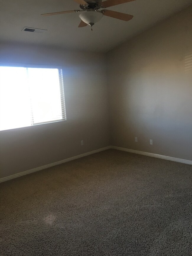 Building Photo - Skyhawk Townhome - End unit!