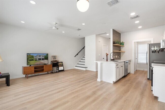 Building Photo - 3413 Blumie St