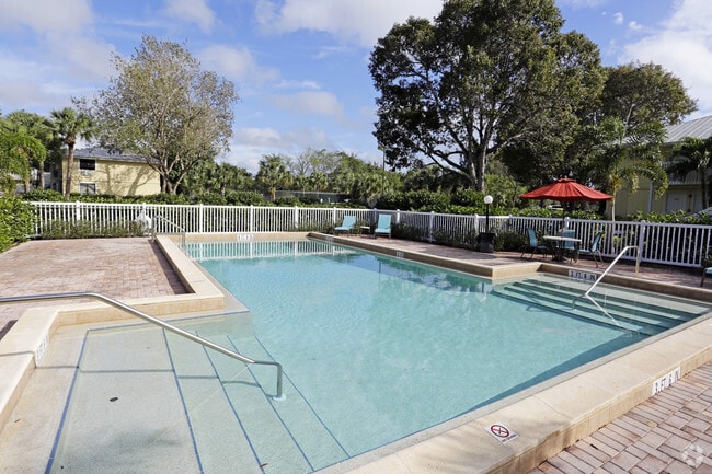 Building Photo - Naples 701