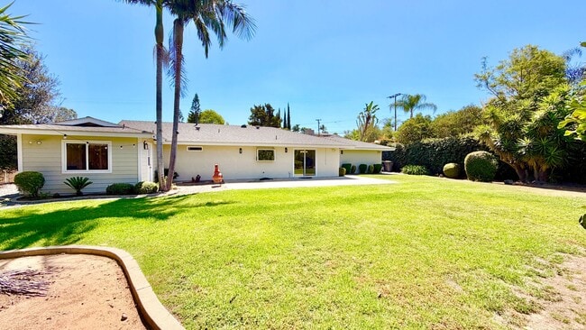 Building Photo - Lovely Single Story Home, Great Neighborhood, Amazing Yard Space, Close distance to Downtown Fall...