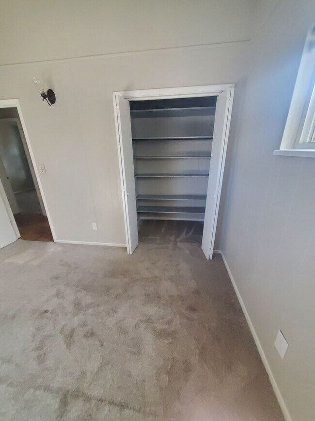 Building Photo - Spacious Ranch Style 4 BR Available in Aug...