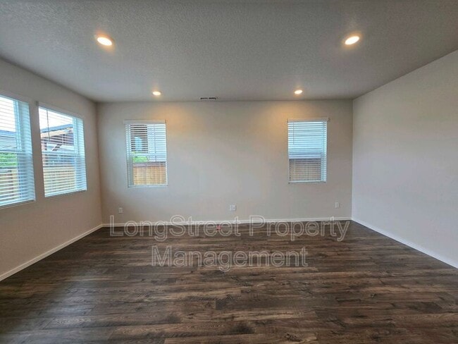 Building Photo - 412 Lost Lake St NE