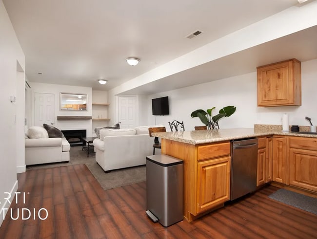 Building Photo - 3 Bedroom/1.5 Bathroom Condo in Provo