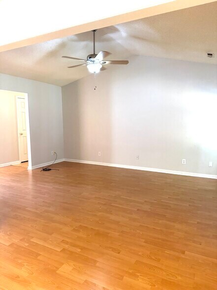 Living room - 7406 Merry Oaks Ct
