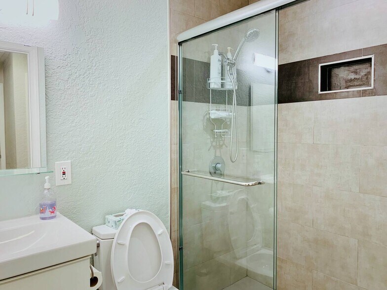 Shared bathroom for #101-102 - 1495 Kavanaugh Dr