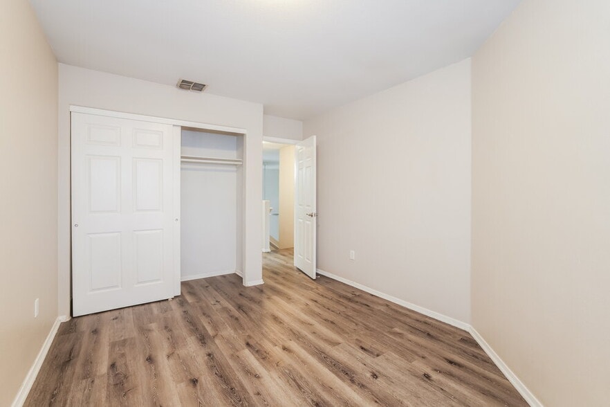 Building Photo - 425 S Sunrise Dr