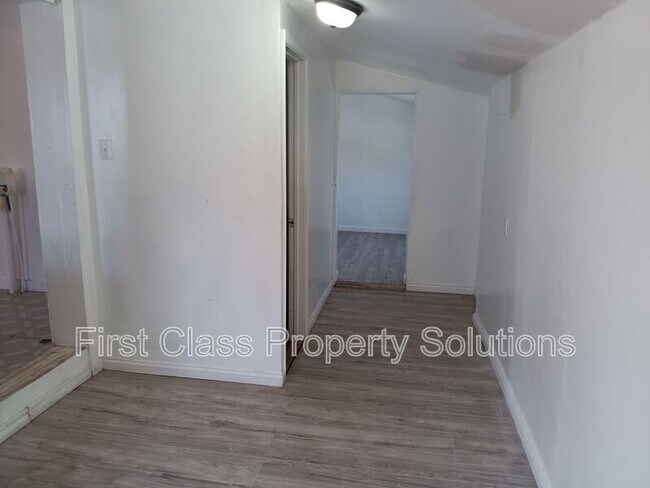 Building Photo - 1701 NE 34th St